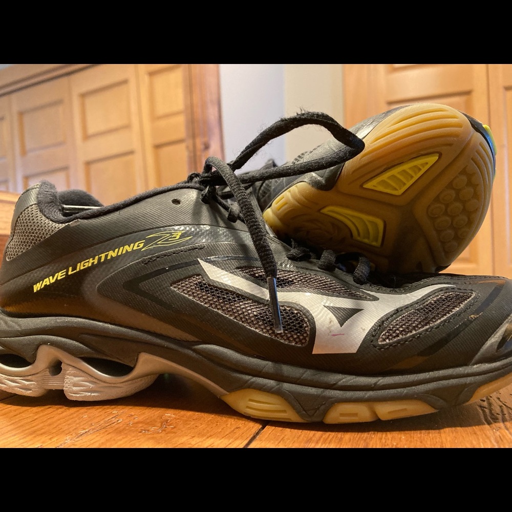 Mazevo black volleyball shoes